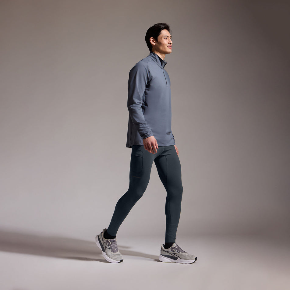 Angled view of a model wearing the GOREWEAR Men's Concurve Tights in the Lab Graphite colourway. (8752074293410)