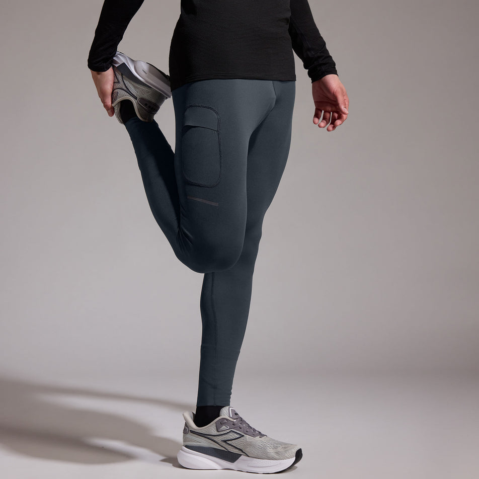 Angled view of a model wearing the GOREWEAR Men's Concurve Tights in the Lab Graphite colourway. (8752074293410)