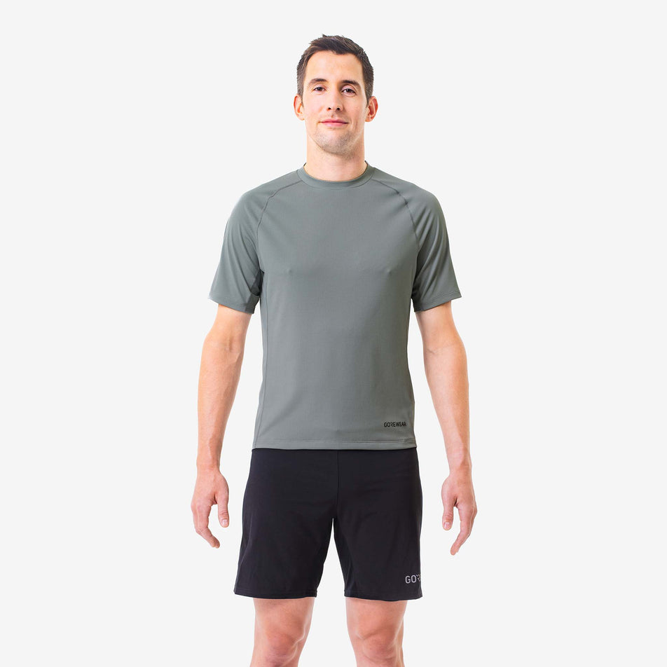 Front view of a model wearing a GOREWEAR Men's Everyday Solid Shirt in the Lab Gray colourway. Model is also wearing GOREWEAR shorts. (8166479855778)