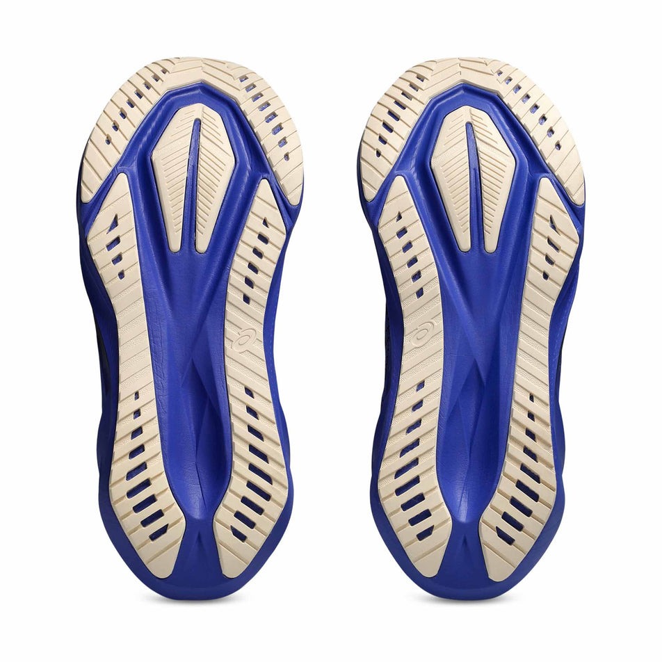 The outsoles of a pair of ASICS Men's Novablast 5 Running Shoes in the Black/Cobalt Burst colourway.