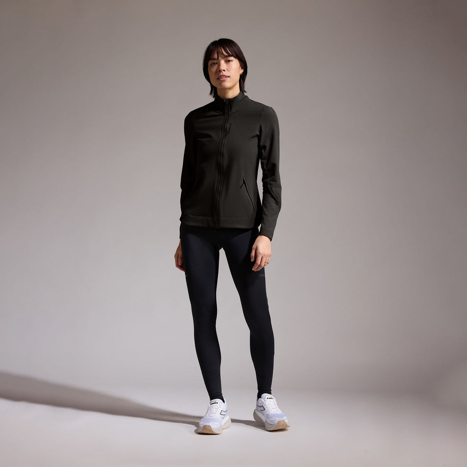 Front view of a model wearing the GOREWEAR Women's Concurve Thermo Hybrid Jacket in the Black colourway. (8752085106850)