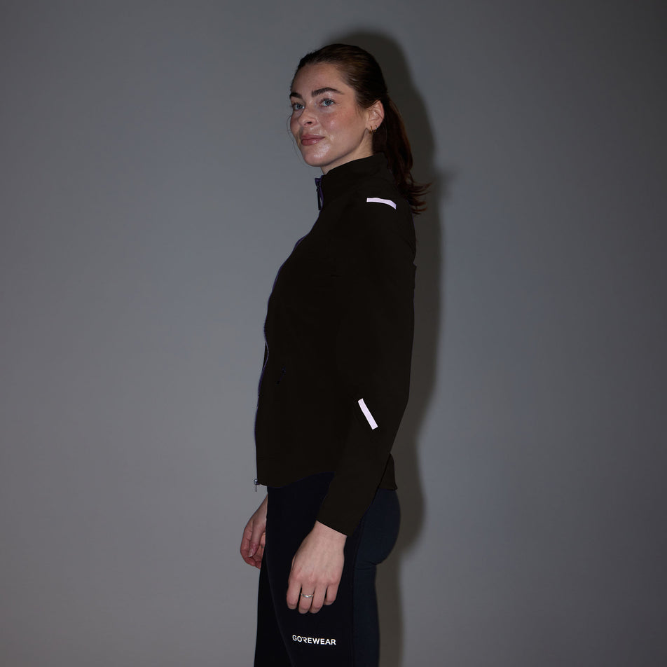 The reflective details on the GOREWEAR Women's Concurve Thermo Hybrid Jacket in the Black colourway. (8752085106850)
