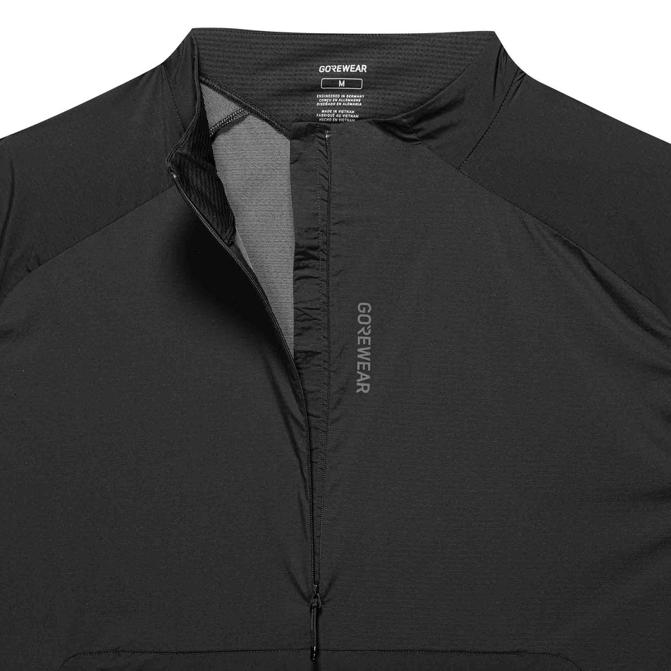 Front view of the GOREWEAR Men's Concurve Windbreaker Anorak in the Black colourway.