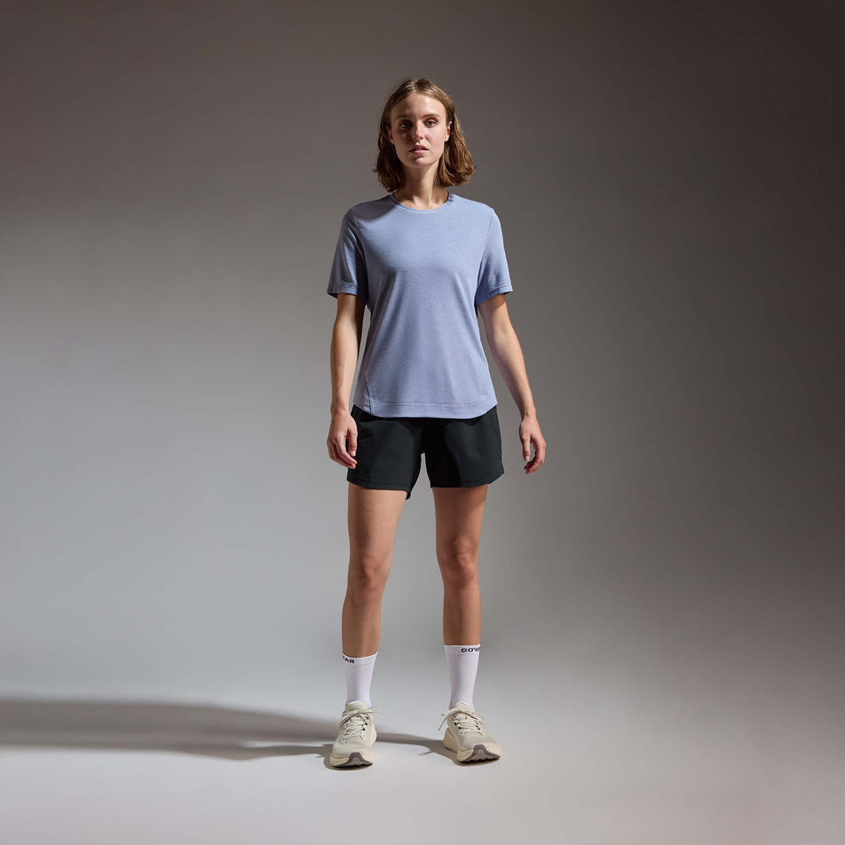 Front view of a model wearing the GOREWEAR Women's Training Tee in the Amethyst Grey colourway.