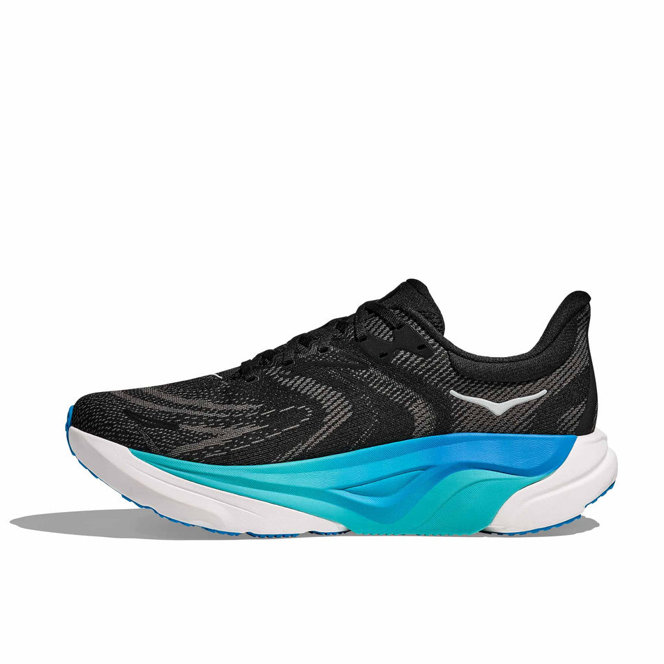Medial view of the right shoe from a pair of HOKA Men's Arahi 8 Running Shoes in the Black/Skyward Blue colourway. (8689208328354)