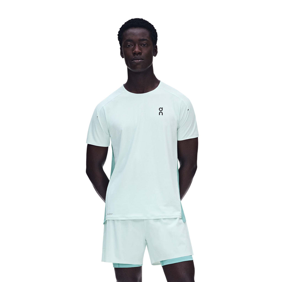 Front view of a model wearing the On Men's Performance-T in the Flurry/Aquamarine colourway.