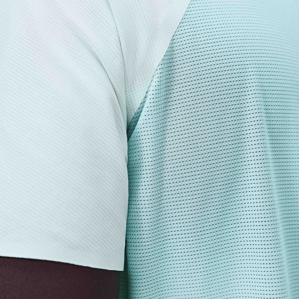 Close-up view of the back of the On Men's Performance-T in the Flurry/Aquamarine colourway.