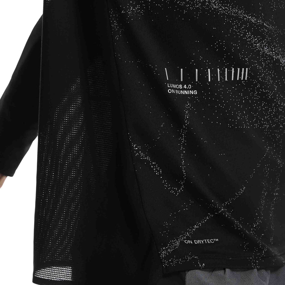 Close-up view of the fabric on the On Men's Performance Long-T Lumos in the Black colourway. (8790118105250)