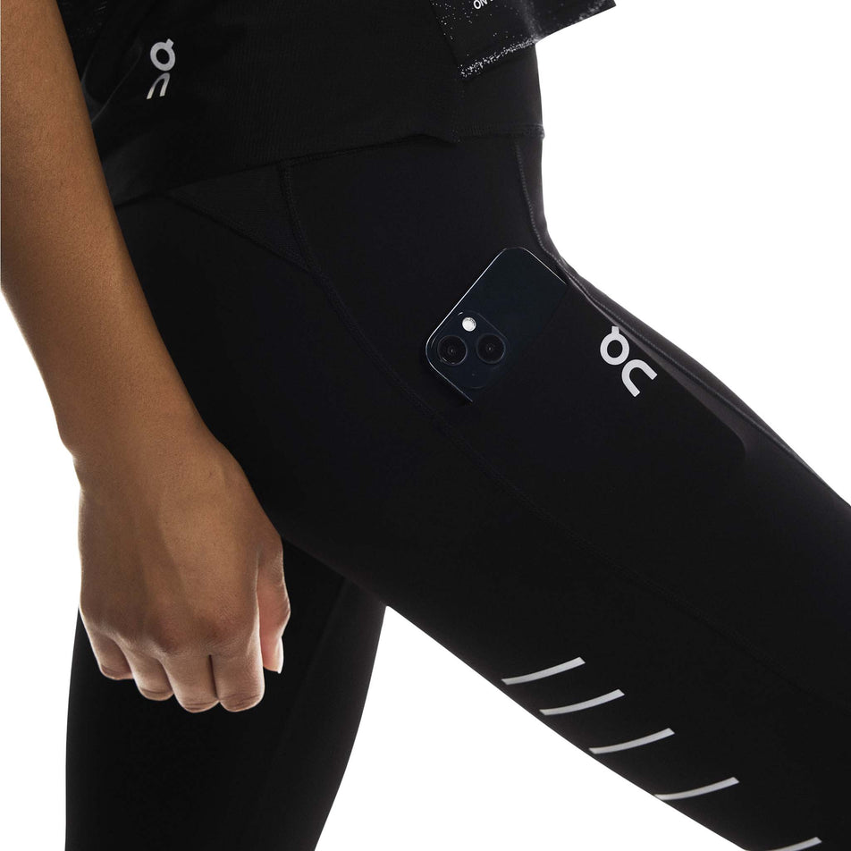 The drop-in pocket on the On Women's Performance Tights Lumos in the Black colourway. (8790043394210)