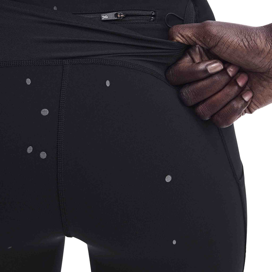 The storage pouch and zip pocket on the back of the On Women's Performance Tights Lumos 2.0 in the Black/Eclipse colourway.