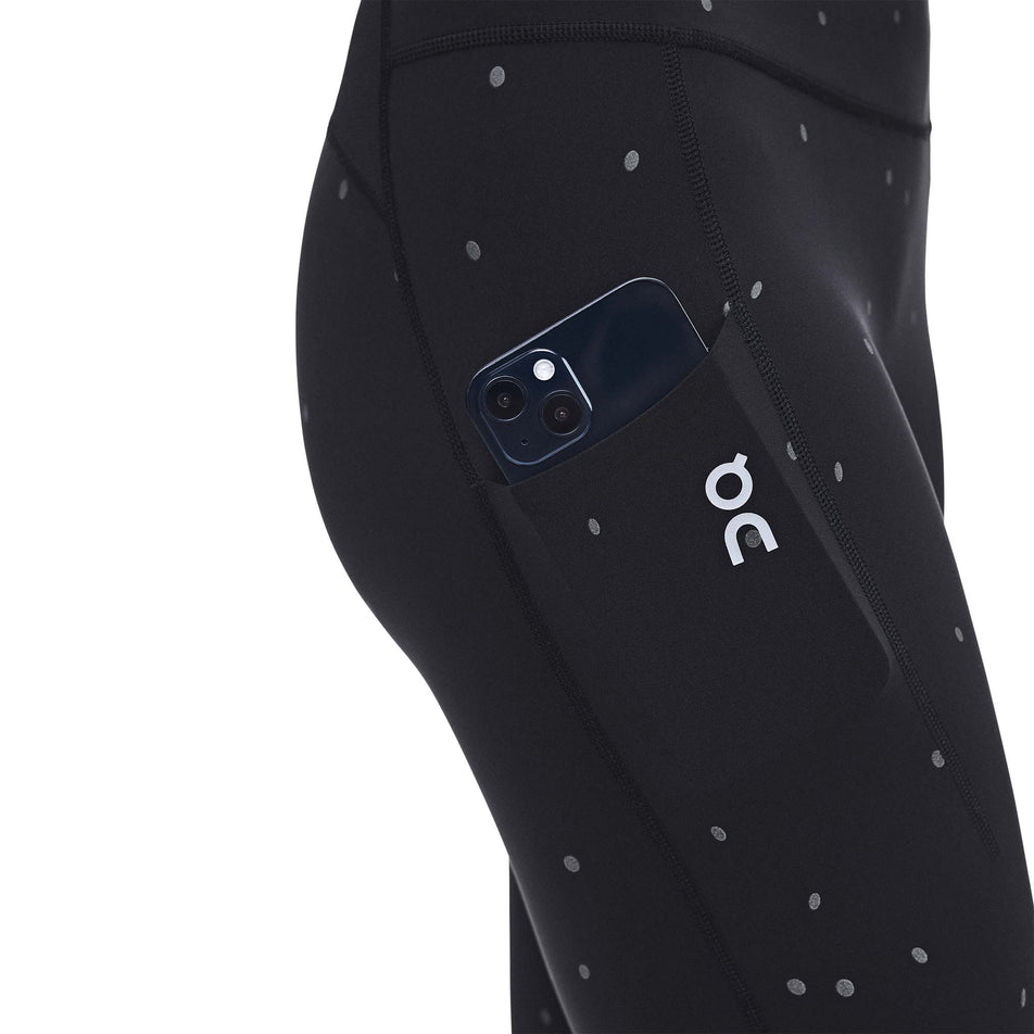 The stash pocket on the side of the On Women's Performance Tights Lumos 2.0 in the Black/Eclipse colourway.