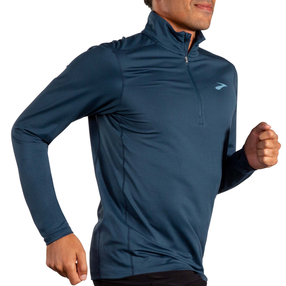 Front view of a model wearing the Brooks Men's Dash 1/2 Zip 2.0 in the Blue Slate colourway. (8575022923938)