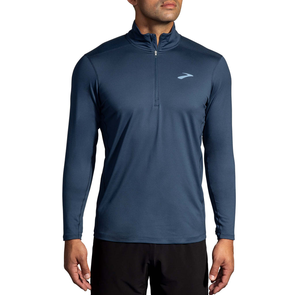 Front view of a model wearing the Brooks Men's Dash 1/2 Zip 2.0 in the Blue Slate colourway. (8575022923938)