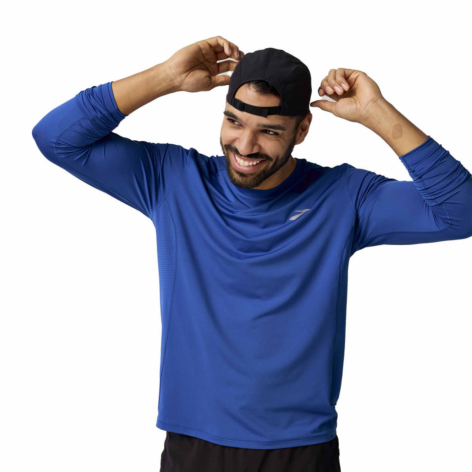 Front view of a model wearing the Brooks Men's Atmosphere Long Sleeve 3.0 in the Neo Blue colourway. (8575021514914)