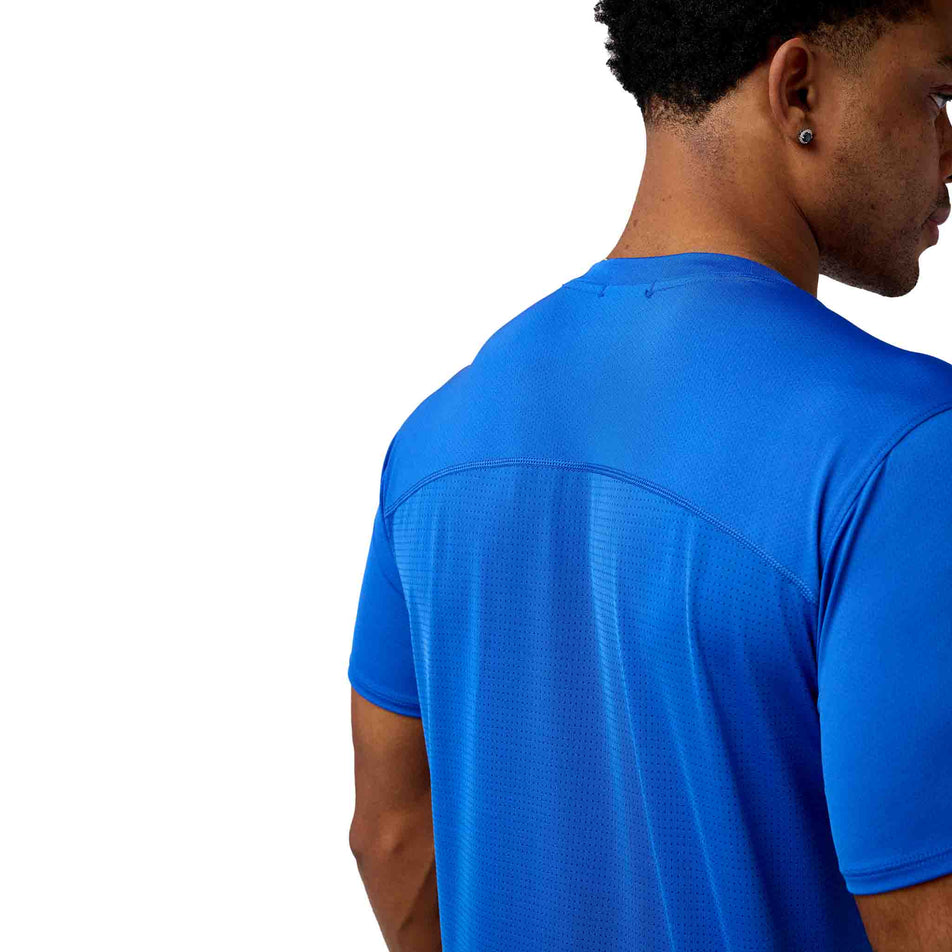 Back view of a model wearing the Brooks Men's Atmosphere Short Sleeve 3.0 in the Neo Blue colourway. Model is also wearing shorts. (8575020892322)