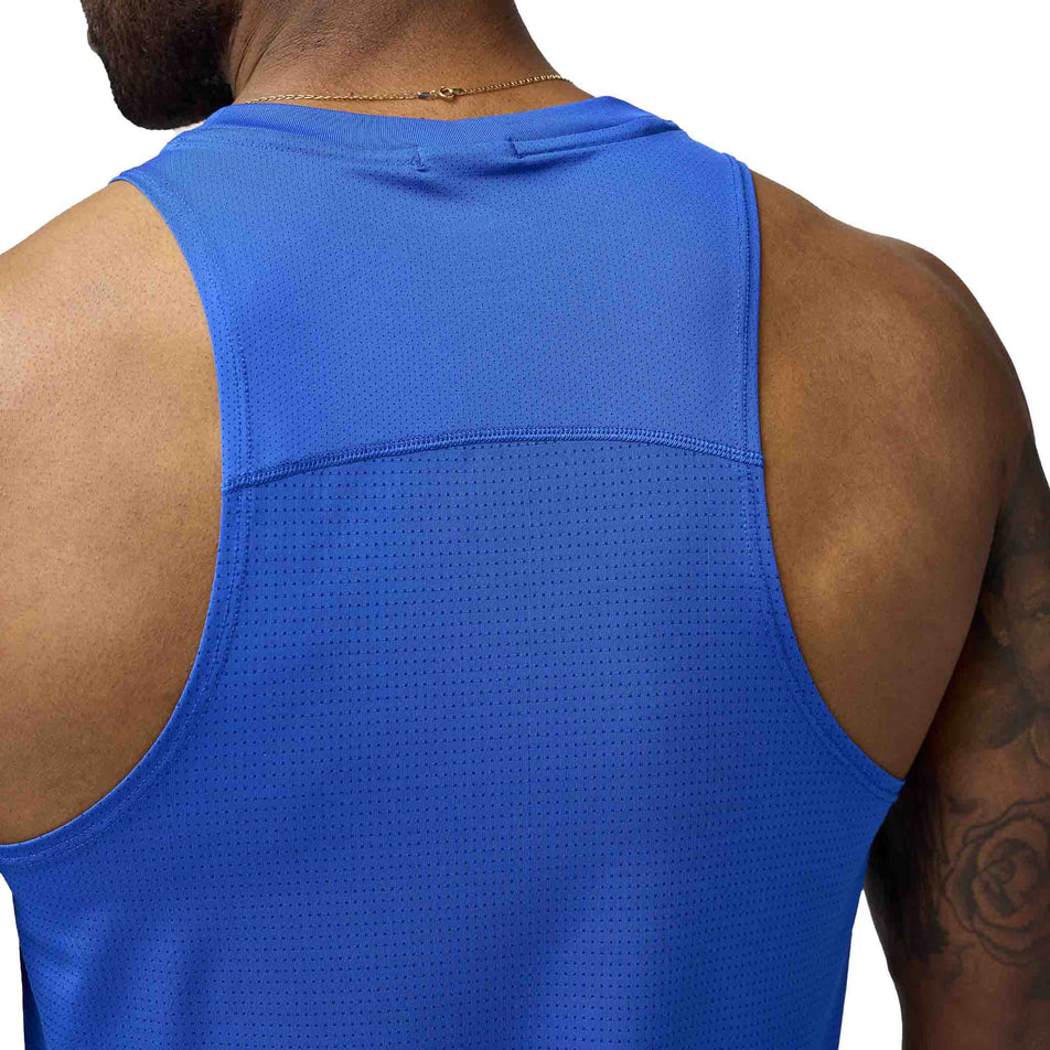 Back view of a model wearing the Brooks Men's Atmosphere Singlet 3.0 in the Neo Blue colourway. (8574744297634)
