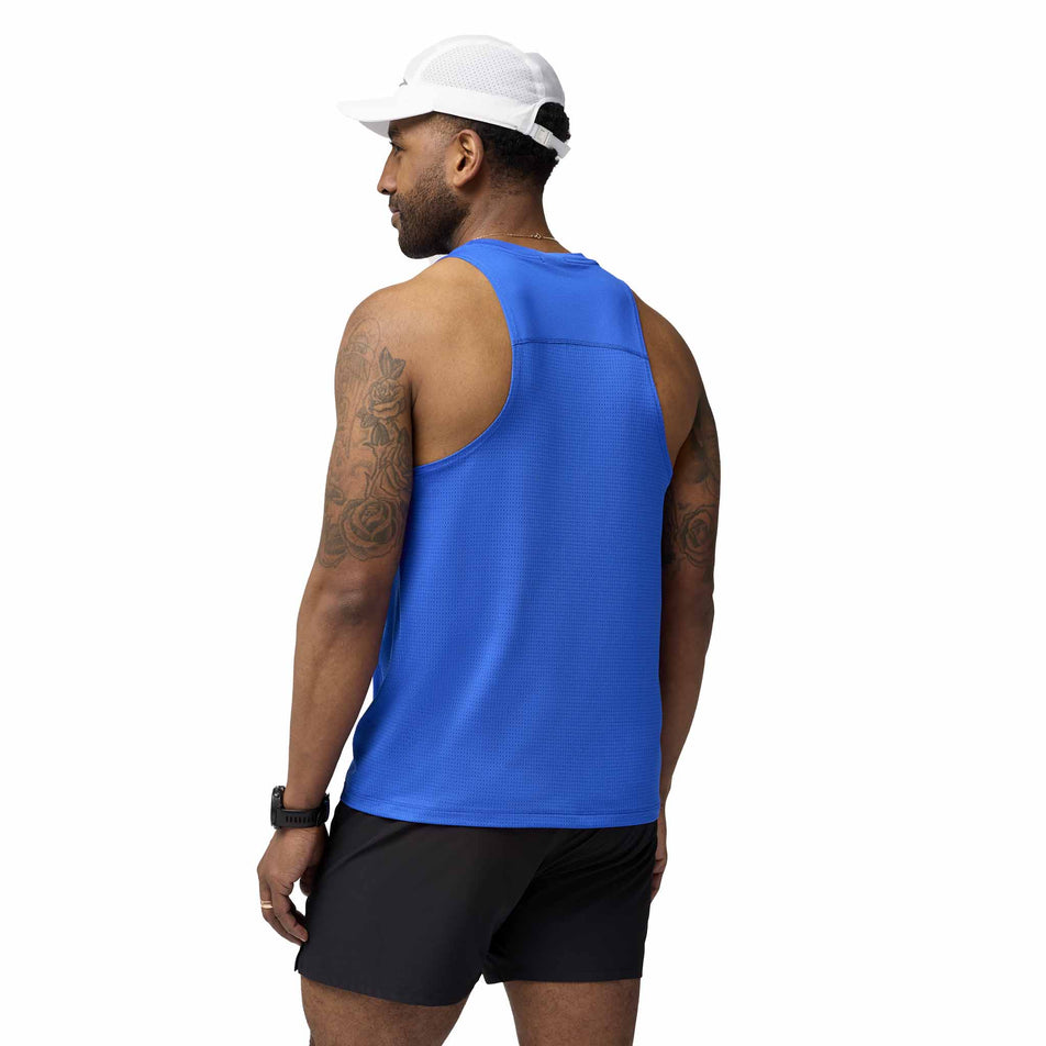 Back view of a model wearing the Brooks Men's Atmosphere Singlet 3.0 in the Neo Blue colourway. (8574744297634)