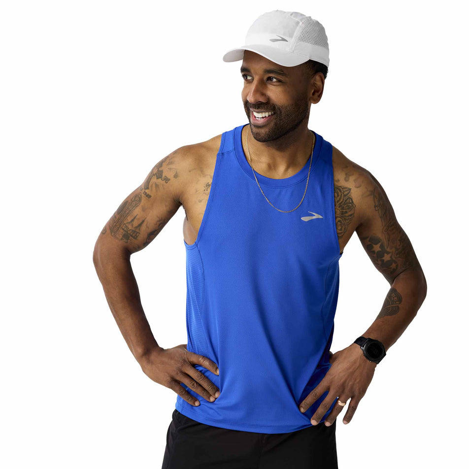 Front view of a model wearing the Brooks Men's Atmosphere Singlet 3.0 in the Neo Blue colourway. (8574744297634)