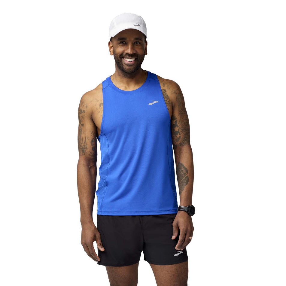 Front view of a model wearing the Brooks Men's Atmosphere Singlet 3.0 in the Neo Blue colourway. (8574744297634)