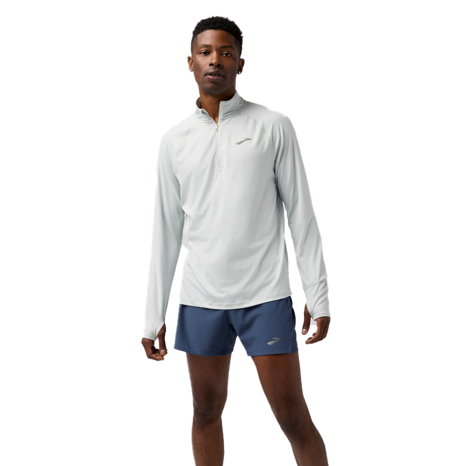 Front view of a model wearing the Brooks Men's Dash 1/4 Zip 3.0 in the Smoke colourway. (8718750580898)