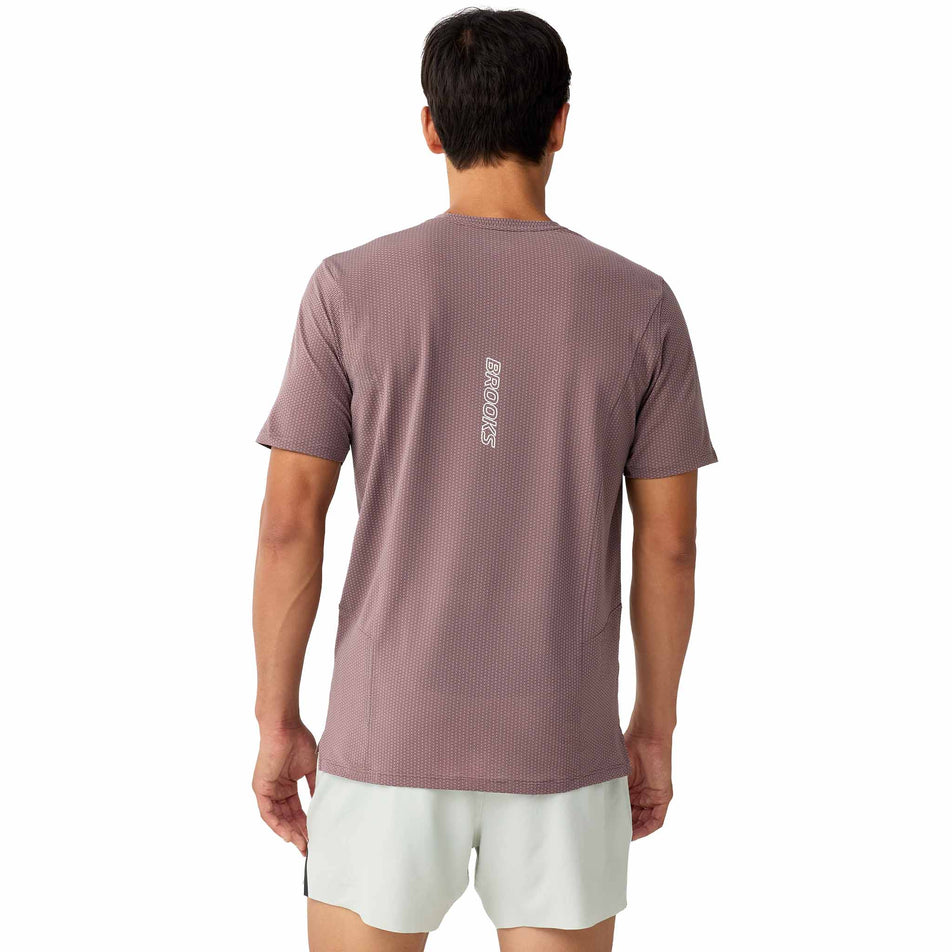 Back view of a model wearing the Brooks Men's High Point Short Sleeve 2.0 in the Peppercorn colourway.