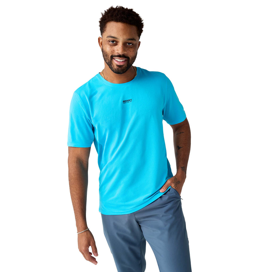 Front view of a model wearing the Brooks Men's High Point Short Sleeve 2.0 in the Blazing Blue/Atomic Blue colourway.
