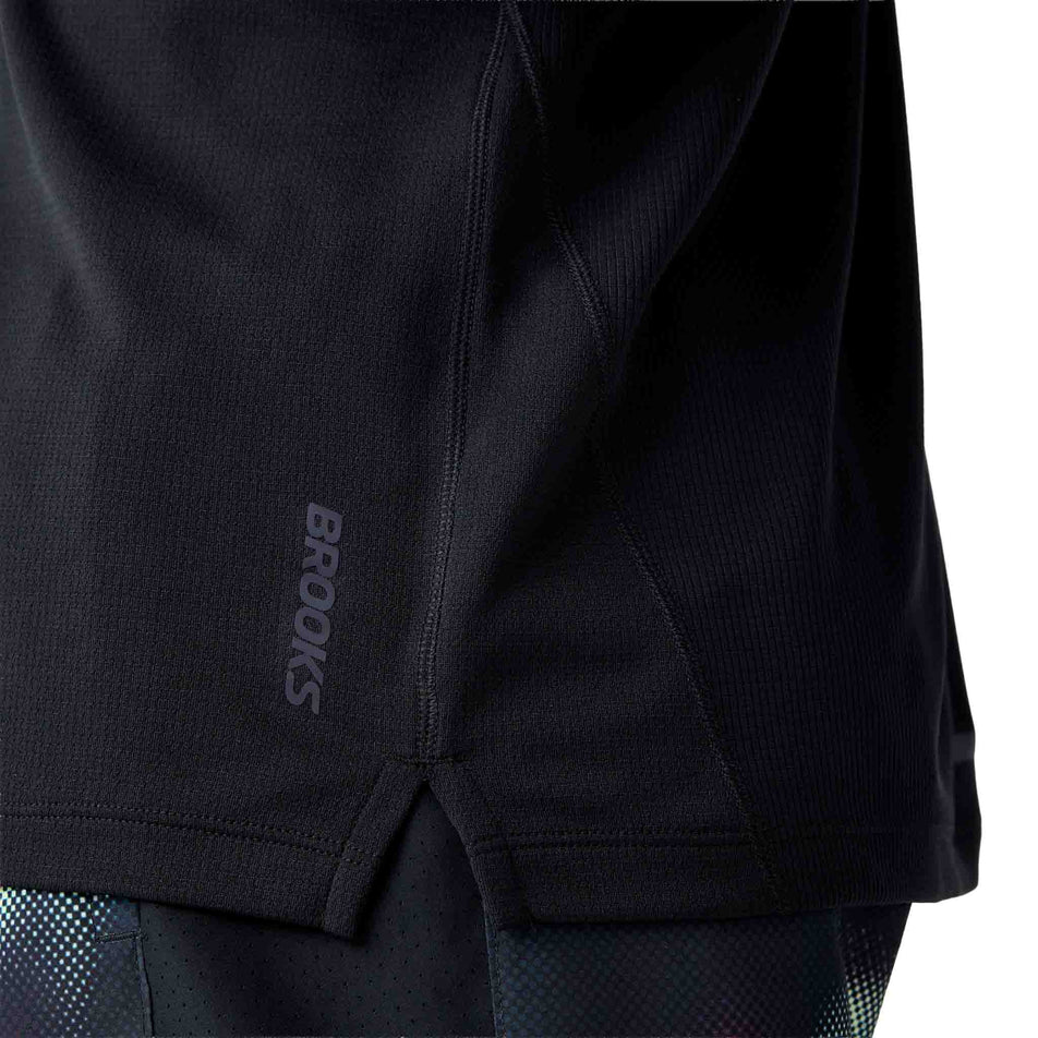 Close-up view of the Brooks logo on the Brooks Men's Dash Short Sleeve in the Black colourway.