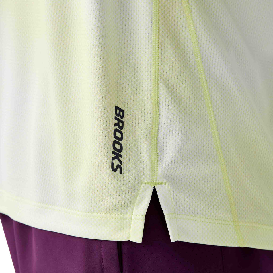Close-up view of the Brooks logo the Brooks Men's Dash Short Sleeve in the Euphoryc Luminary colourway.