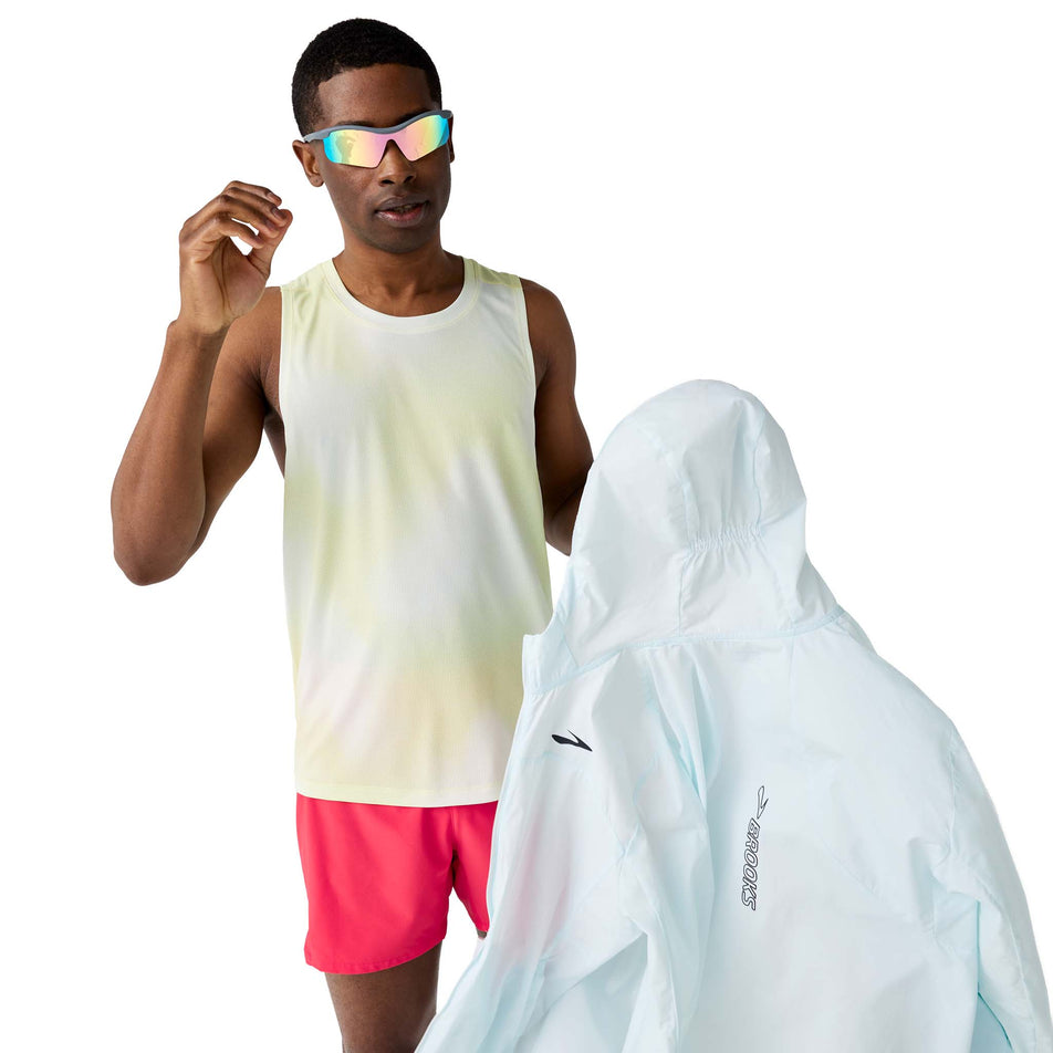 Front view of a model wearing the Brooks Men's Dash Singlet in the Euphoryc Luminary colourway.