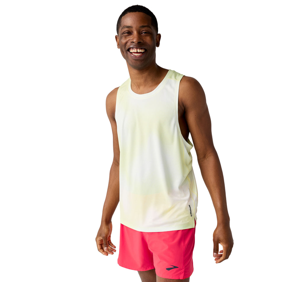 Front view of a model wearing the Brooks Men's Dash Singlet in the Euphoryc Luminary colourway.