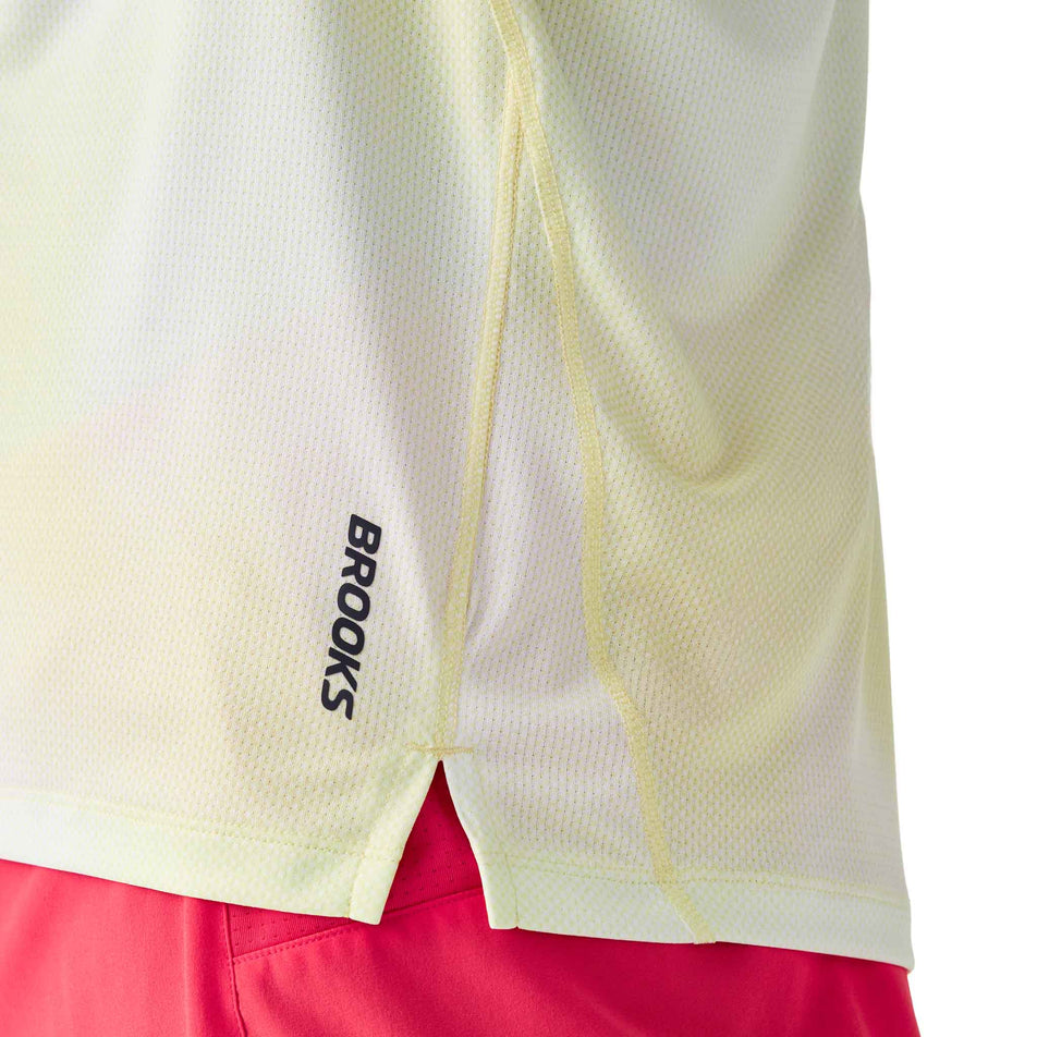 Close-up view of the Brooks logo on the Brooks Men's Dash Singlet in the Euphoryc Luminary colourway.