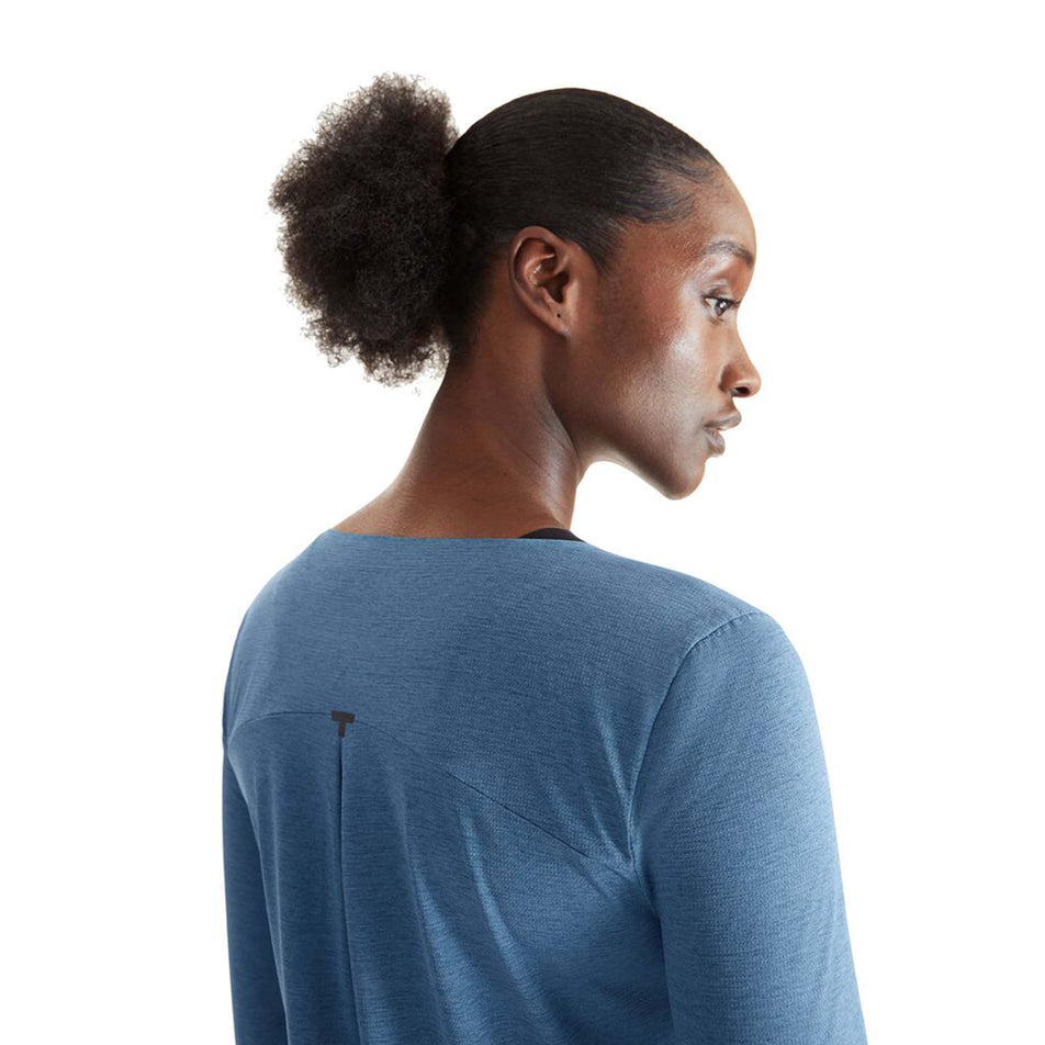 Close-up back view of a model wearing an On Women's Performance Long-T in the Stellar colourway. Upper half of the top is visible. (8003477209250)