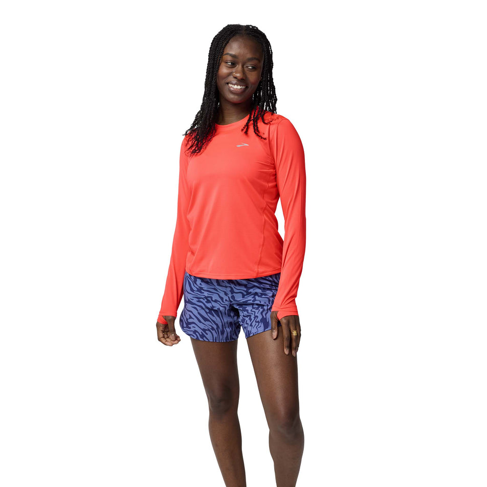 Front view of a model wearing the Brooks Women's Sprint Free Long Sleeve 3.0 in the Neo Cayenne colourway. (8575027282082)