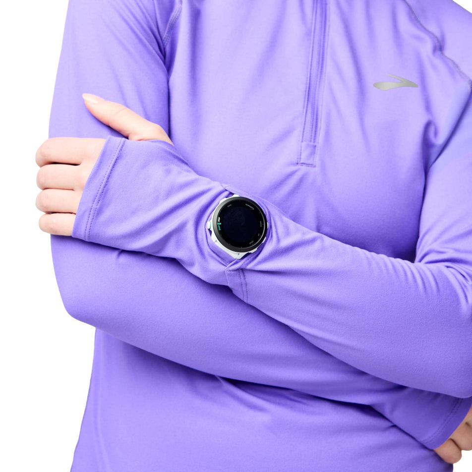 The watch window on the sleeve of the Brooks Women's Dash 1/2 Zip 3.0 in the Violet colourway.