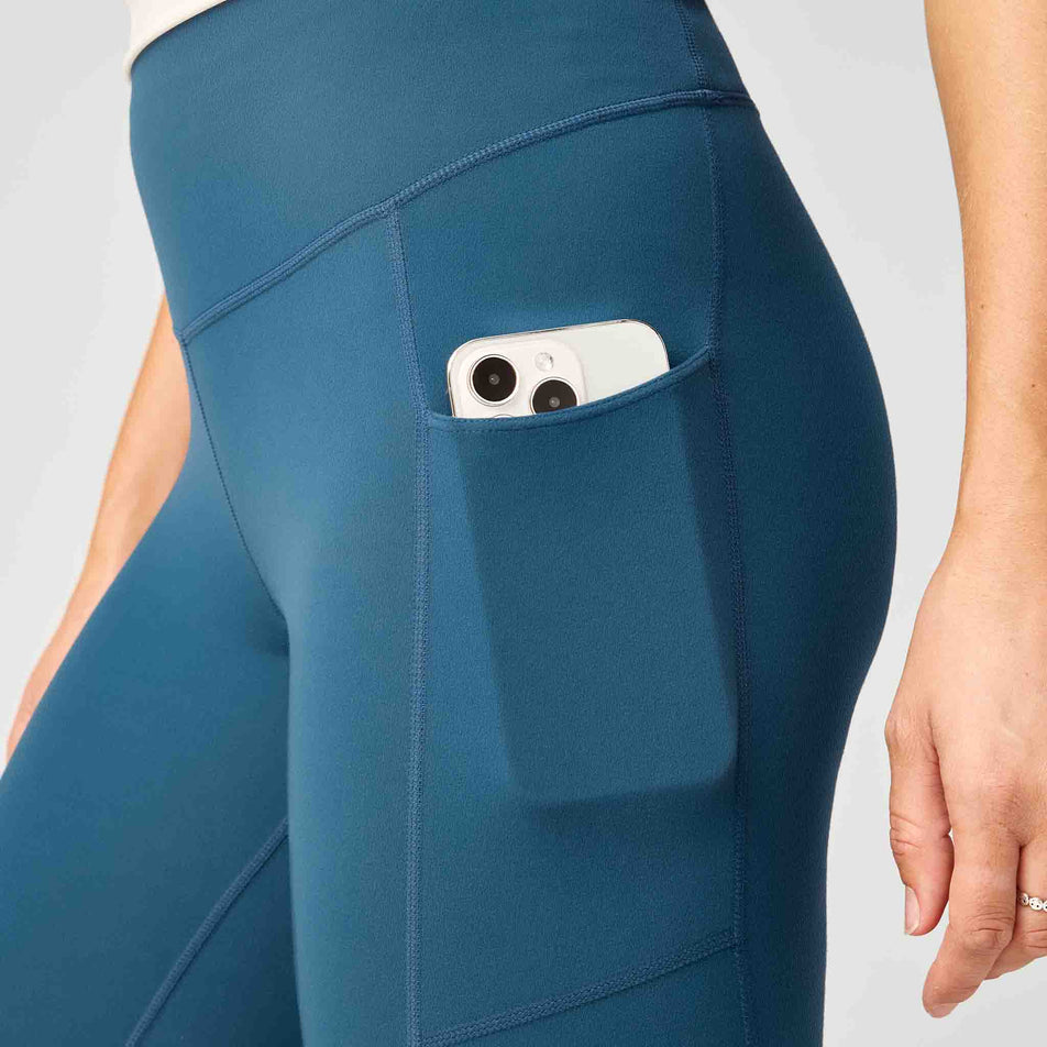 The stash pocket on the side of the Brooks Women's Thermal Reflective Tight in the Indigo/Reflective colourway.