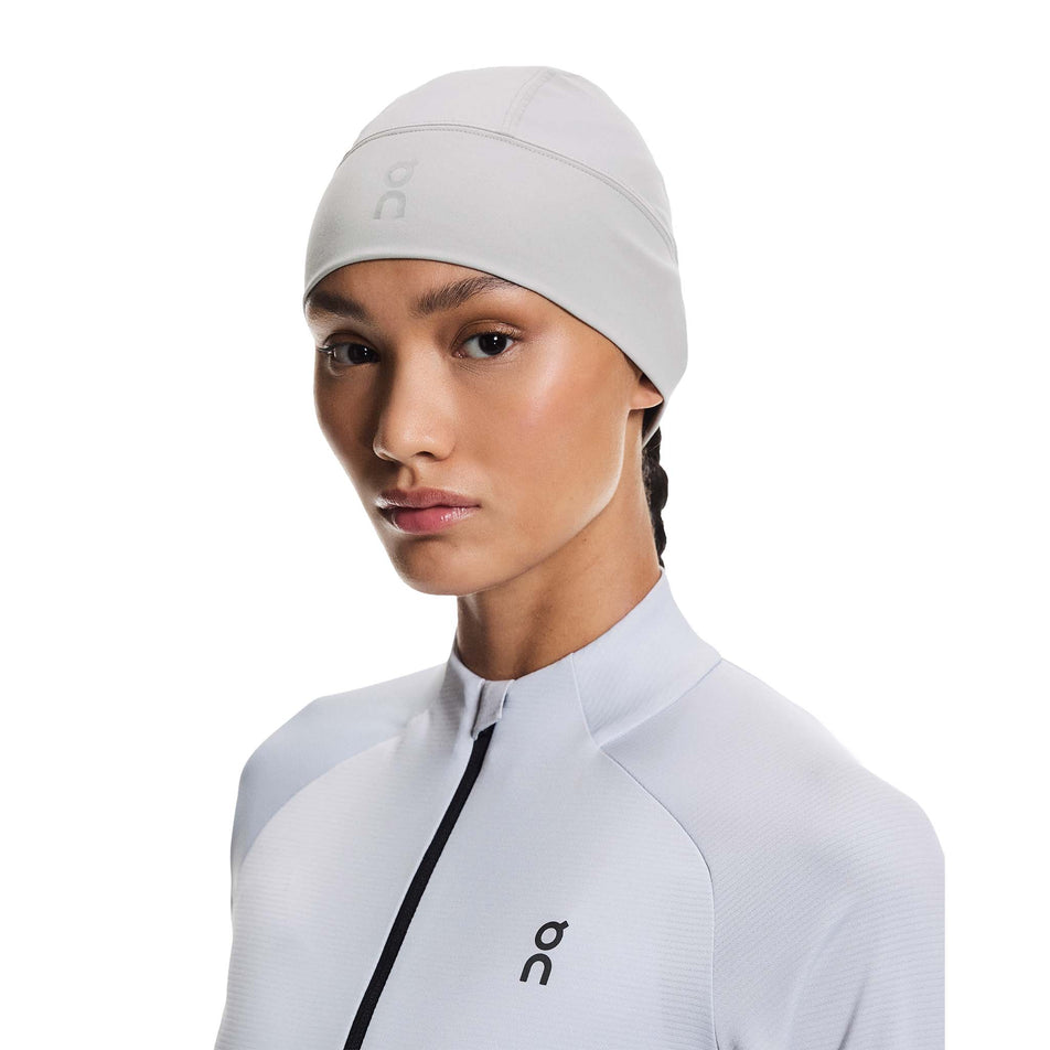 Front view of a model wearing the On Core Beanie in the Alloy colourway.