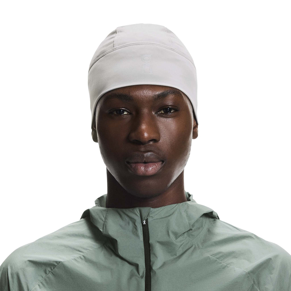 Front view of a model wearing the On Core Beanie in the Alloy colourway.