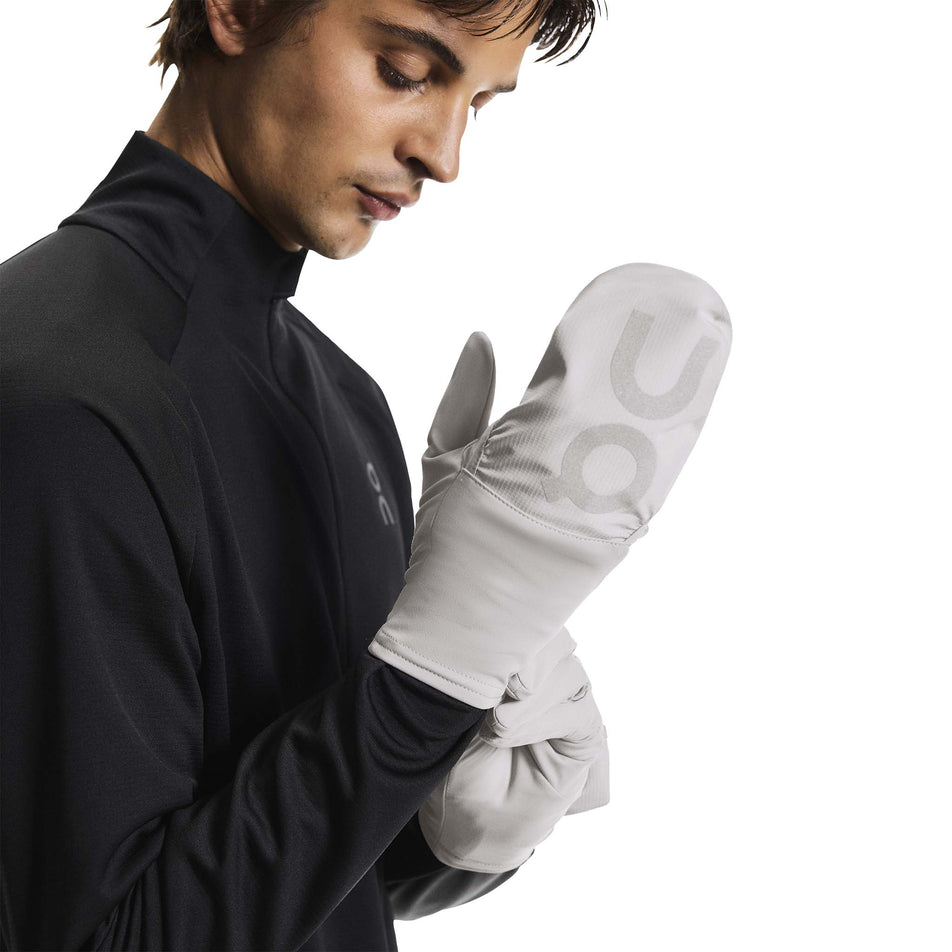 A model wearing a pair of On Core Glove in the Alloy colourway.