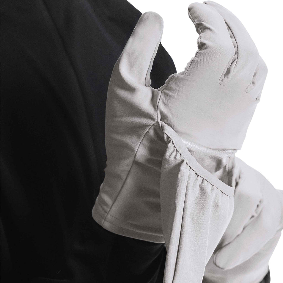 A model demonstrating the 2-in-1 design of the On Core Glove in the Alloy colourway.