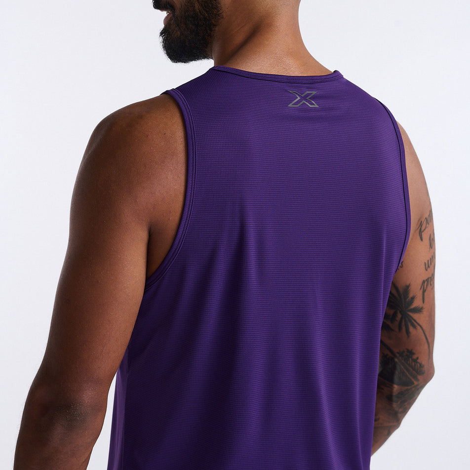 Close-up angled back view of a model wearing a 2XU Men's Aero Tank in the Acai/Black Reflective colourway. The upper section of the 2XU tank can been seen in the image (8248599052450)