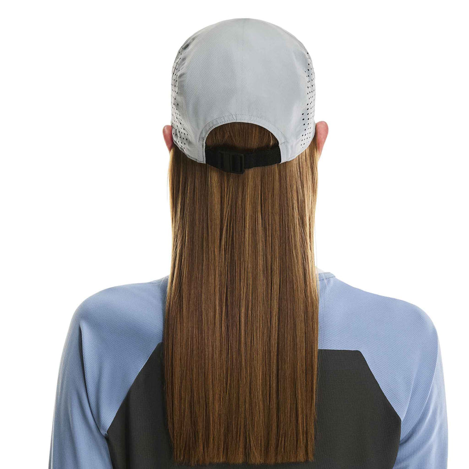 Back view of a model wearing the On Unisex Lightweight Cap in the Glacier colourway. (8583176519842)
