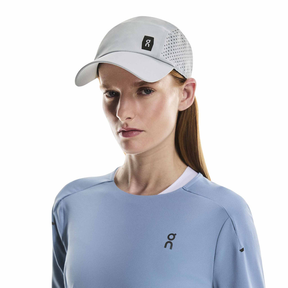Front view of a model wearing the On Unisex Lightweight Cap in the Glacier colourway. (8583176519842)