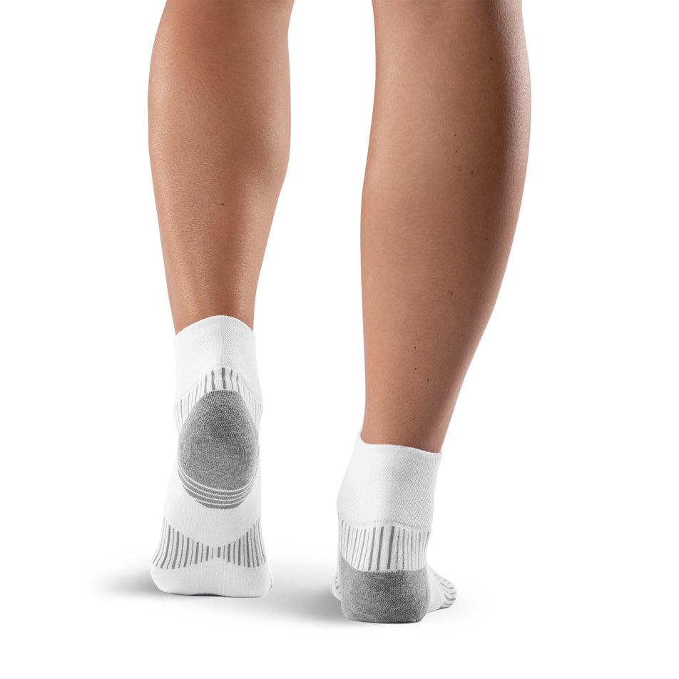 A model wearing a pair of Balega Unisex Enduro Quarter Running Socks in the White/Grey colourway.
