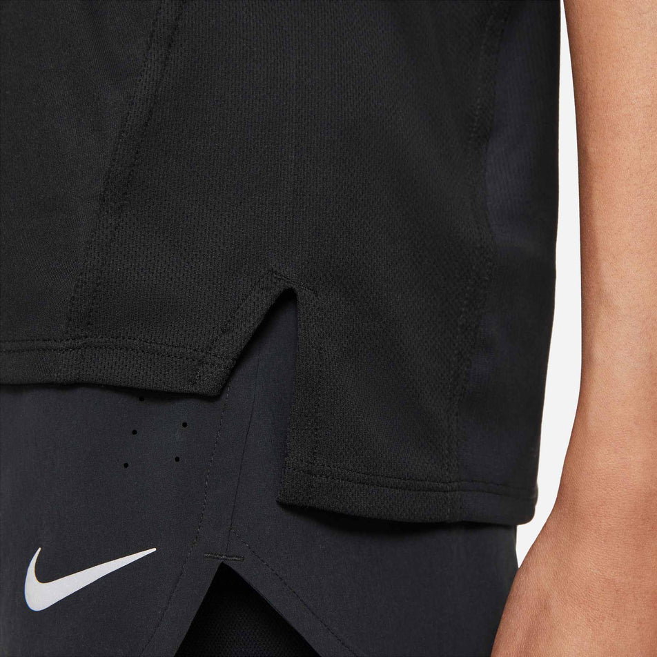 The stitching detail on the lower left side of a Nike Women's Dri-FIT Race Short-Sleeve Running Top in the Black/Reflective Silv colourway. (8215857397922)