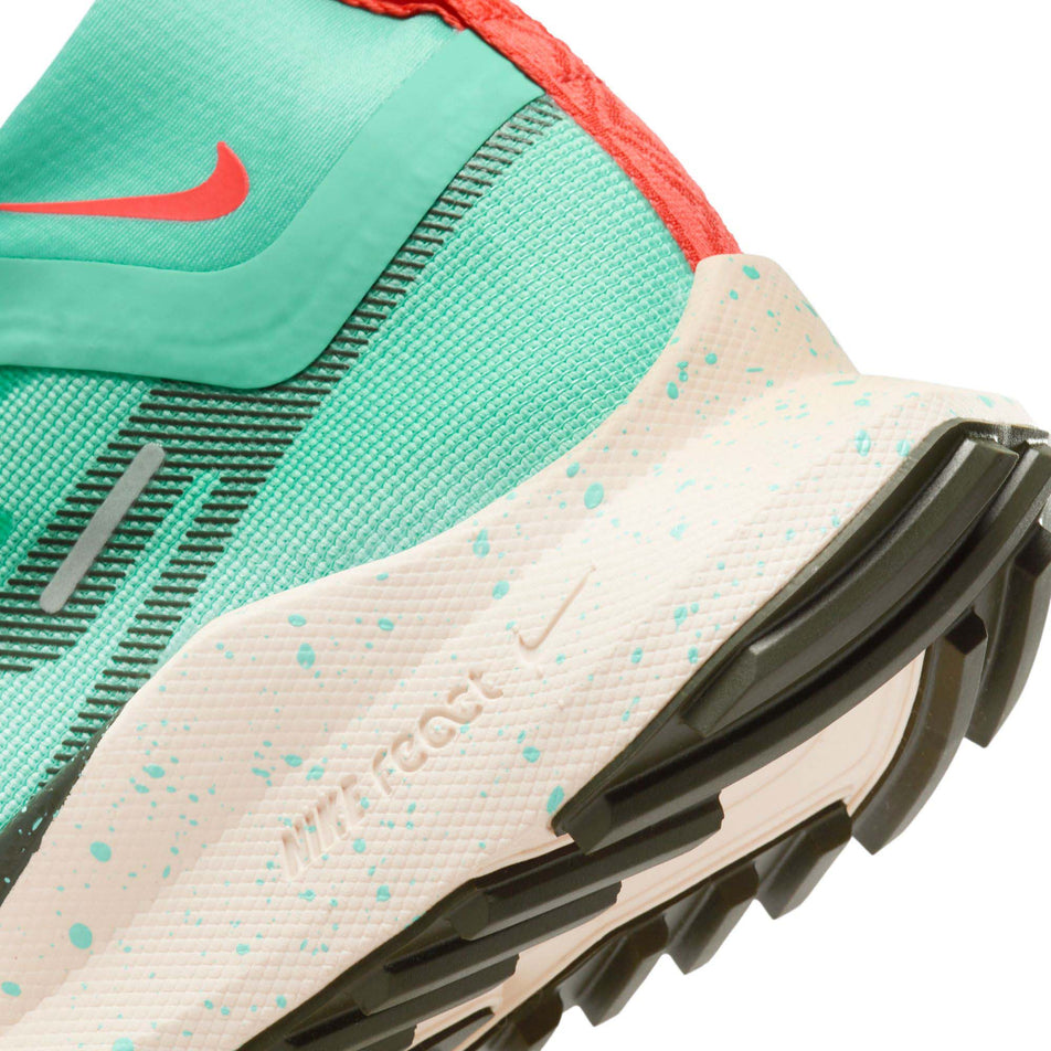 Lateral side of the back of the left shoe from a pair of NIke Women's Pegasus Trail 4 GORE-TEX Waterproof Trail Running Shoes in the Emerald Rise/Sequoia-Amber Brown colourway. (8013940195490)