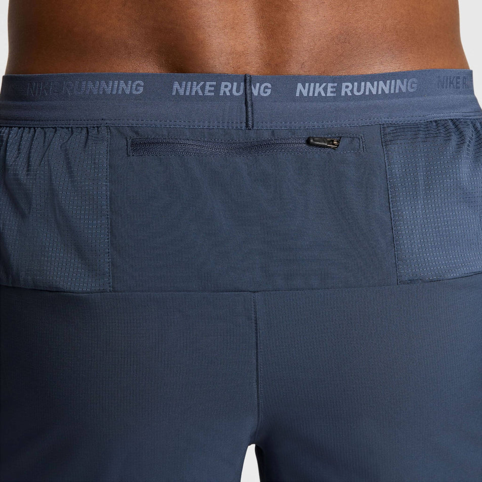 Close-up back view of a model wearing the Nike Men's Dri-FIT Stride 5
