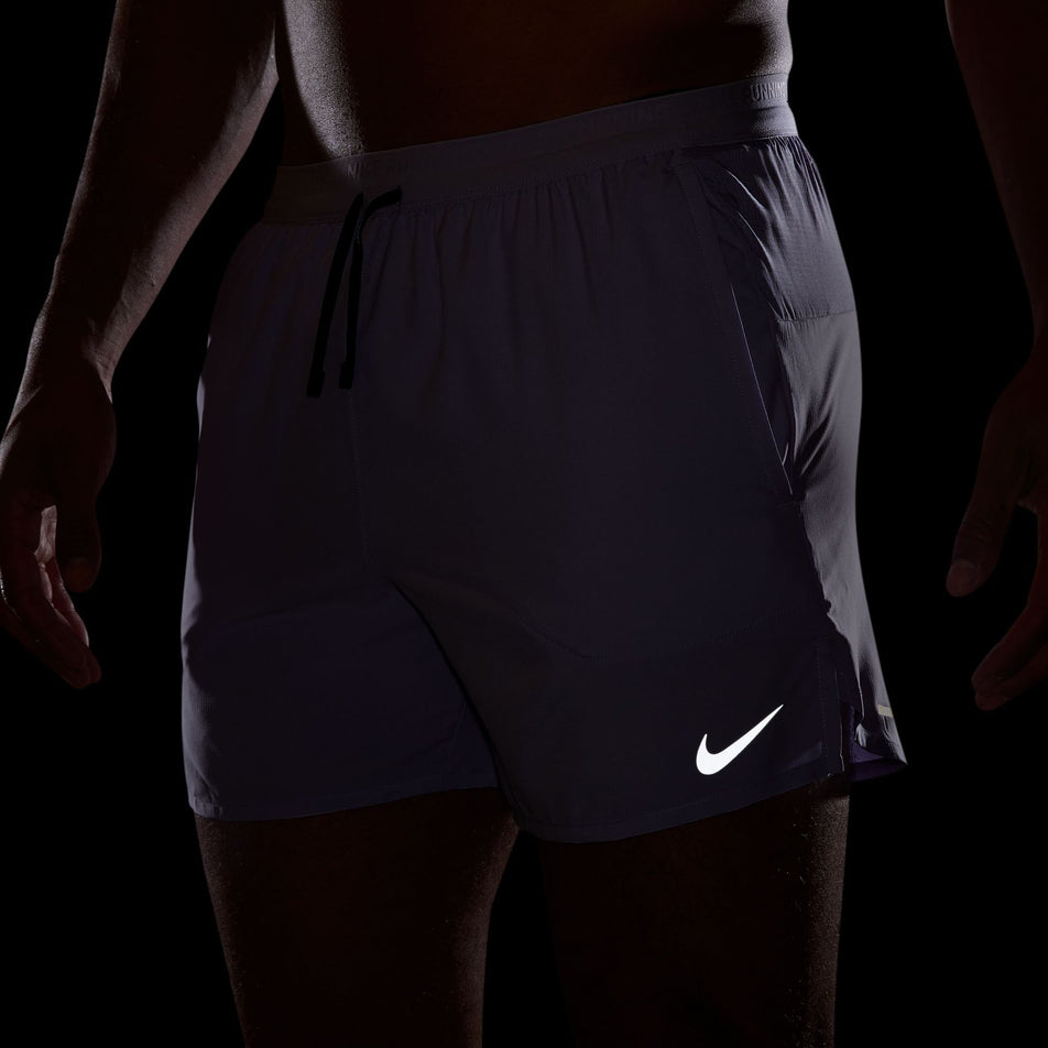 The reflective Swoosh on the front of the Nike Men's Dri-FIT Stride 5