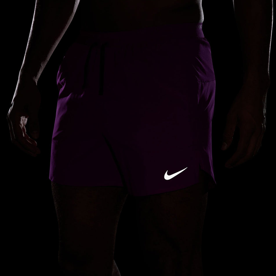 The reflective Swoosh logo on the front of the Nike Men's Dri-FIT Stride 5