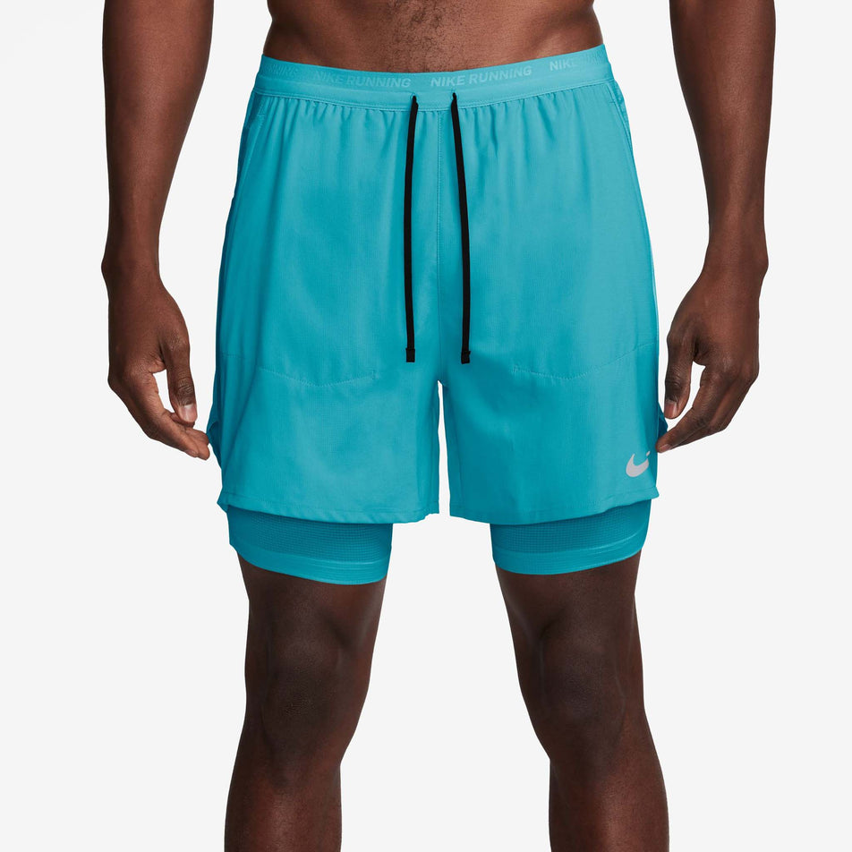 Front view of a model wearing a pair of Nike Men's Stride Dri-FIT 5