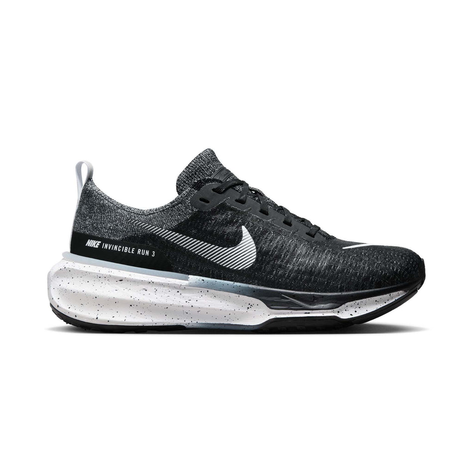 Lateral side of the right shoe from a pair of Nike Men's Invincible 3 Road Running Shoes in the Black/White colourway (8213378465954)